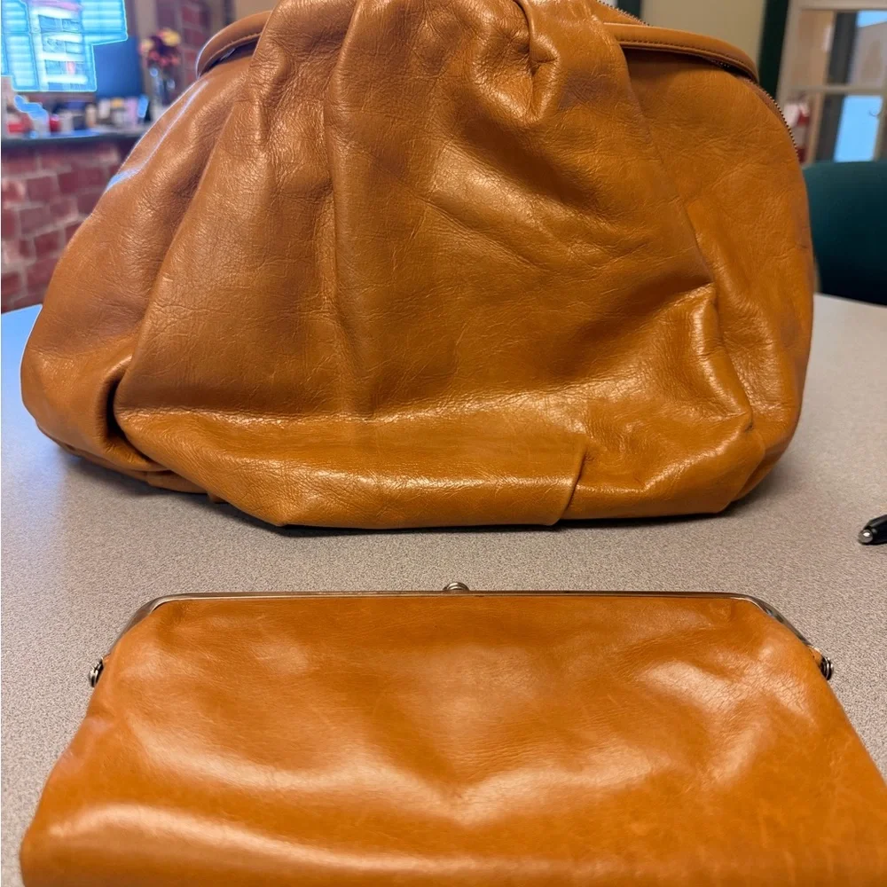 HOBO Tan Leather Shoulder Bag and matching wallet - Picture 3 of 7